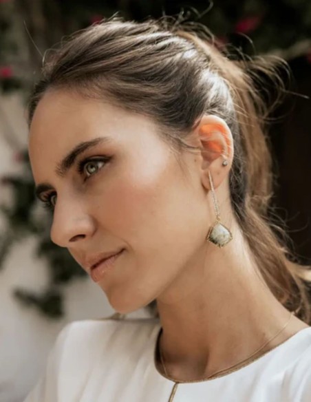 Earrings with elongated design with zirconia and green stone