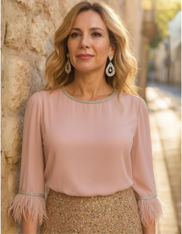 Top elegante con cuello cerrado y detalle de plumas rosa empolvado