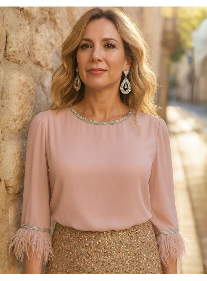 Top elegante con cuello cerrado y detalle de plumas rosa empolvado
