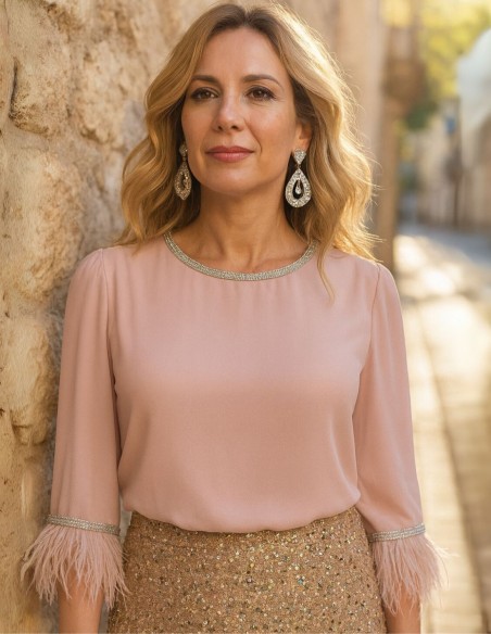 Top elegante con cuello cerrado y detalle de plumas rosa empolvado