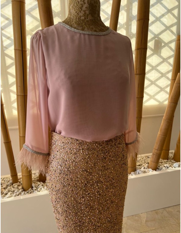 Falda midi de lentejuelas para invitadas de boda dorada 2