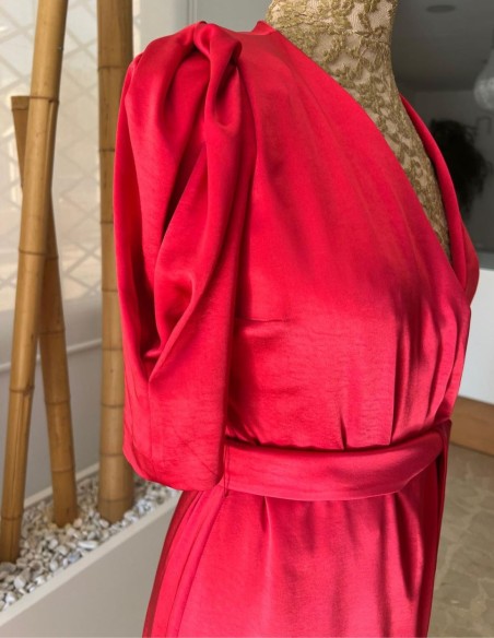 Vestido largo de invitada con escote en V y mangas abullonadas