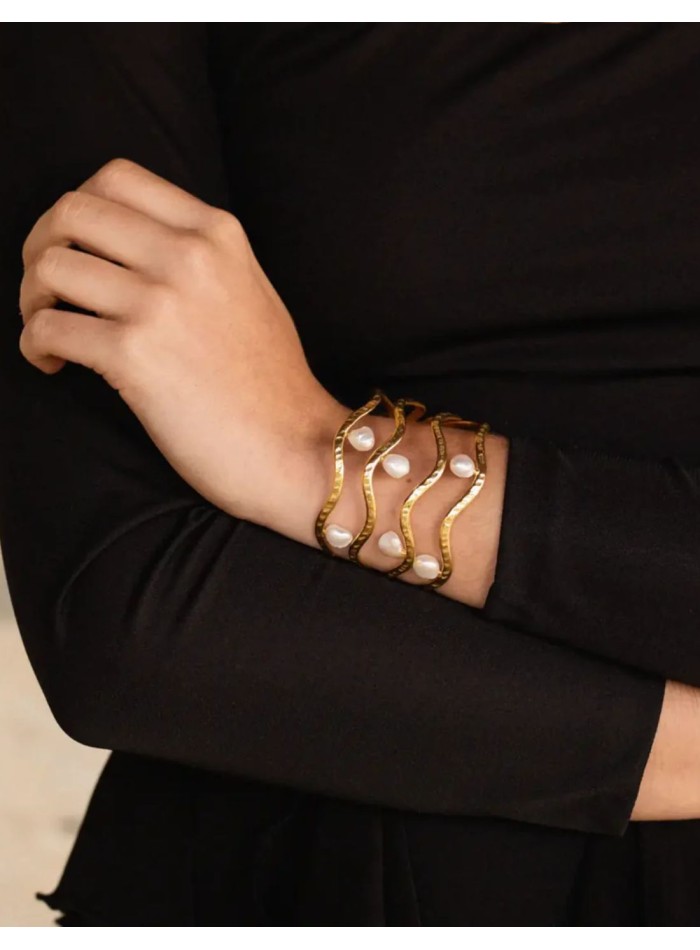 Brazalete con diseño ondulado y perlas