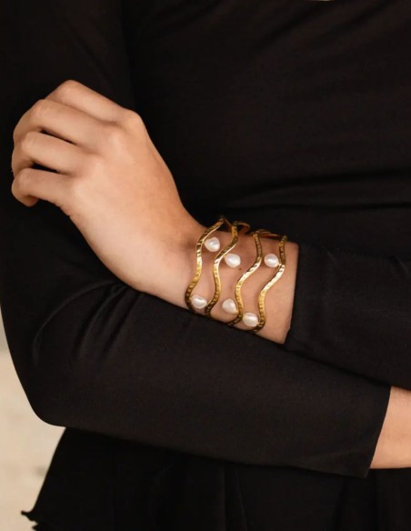 Bracelet with wavy design and pearls