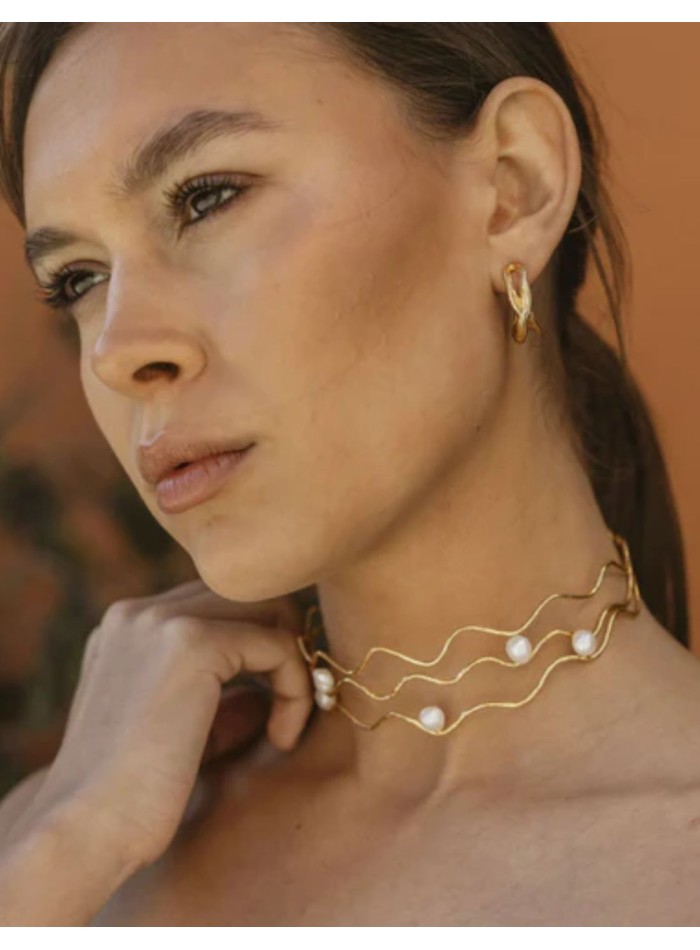 Choker ajustable con diseño ondulado y perlas