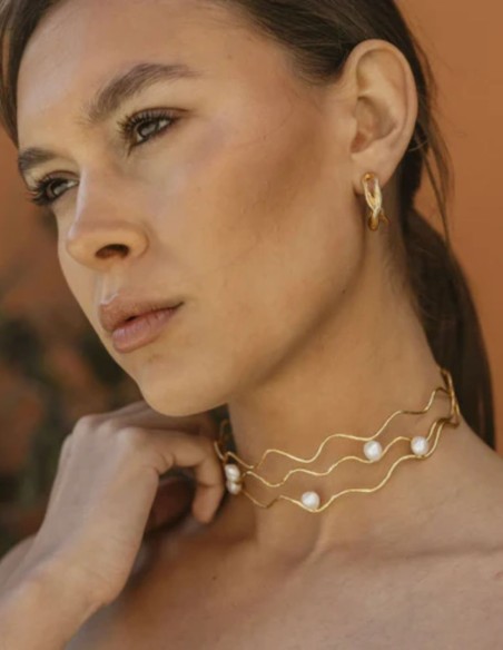 Choker ajustable con diseño ondulado y perlas