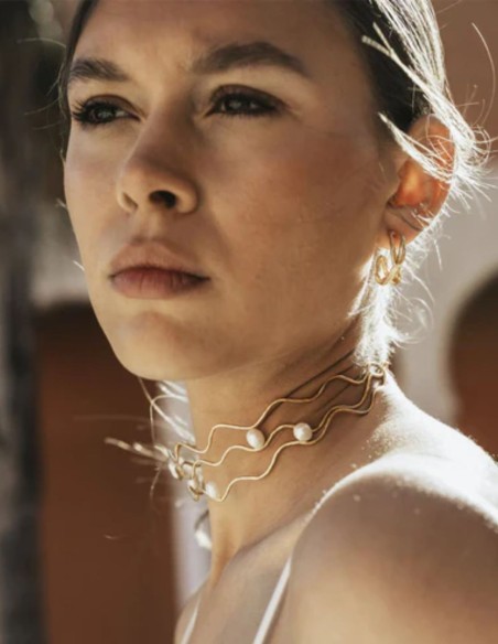 Adjustable choker with wavy design and pearls