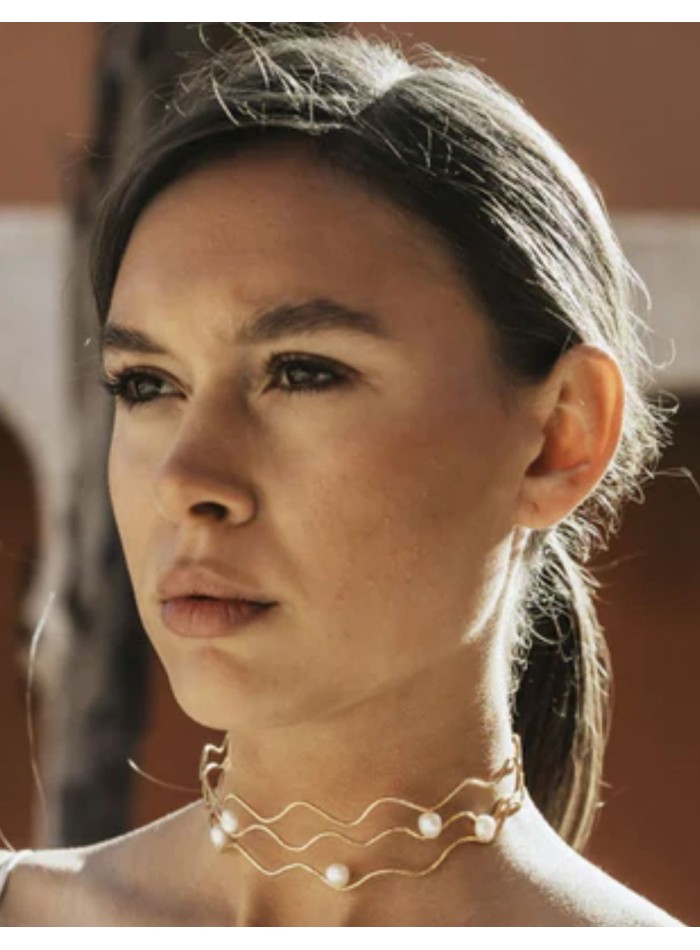 Adjustable choker with wavy design and pearls