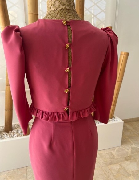 Conjunto de top y falda recta con botones dorados y volante fucsia