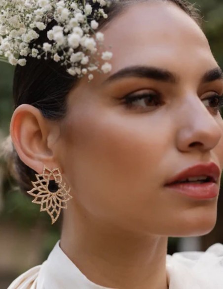 Pendientes con diseño de flor con circonitas engastadas