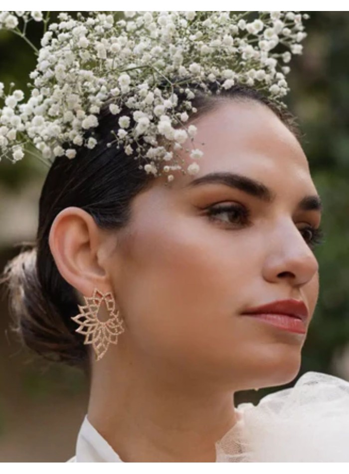 Earrings with flower design with zirconia setting