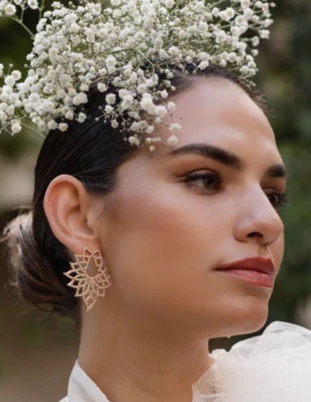 Pendientes con diseño de flor con circonitas engastadas