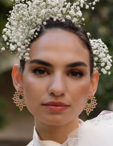 Earrings with flower design with zirconia setting