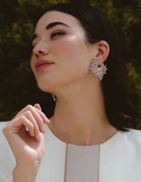 Earrings in silver with flower design with zirconia setting