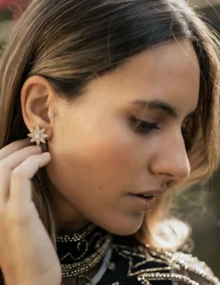Medium flower-shaped earrings with zirconias