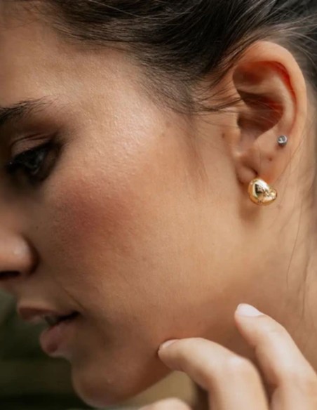 Small earrings with alternating zirconia details