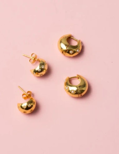 Petites boucles d'oreilles avec détails en zircone alternée