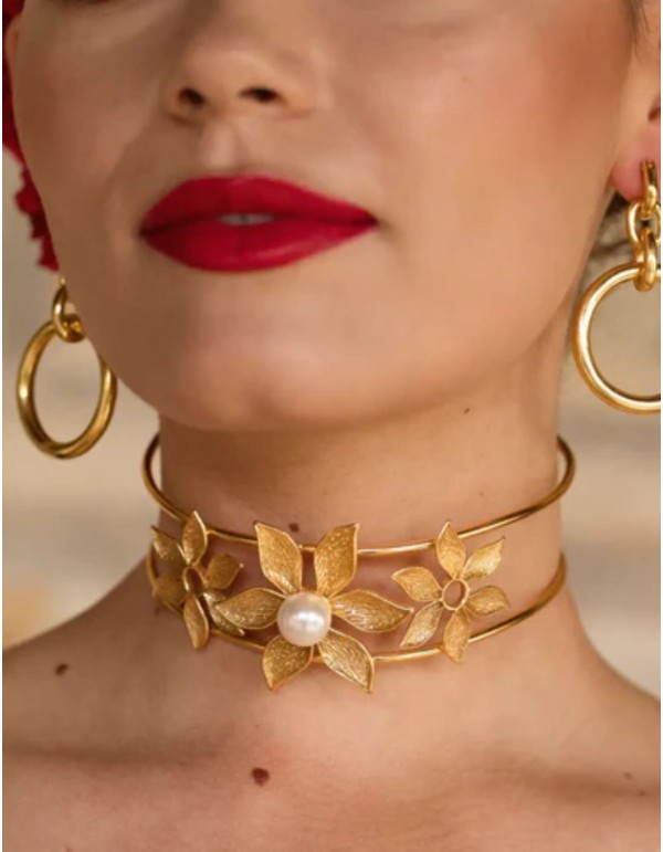Rigid choker with flower and pearl design 2