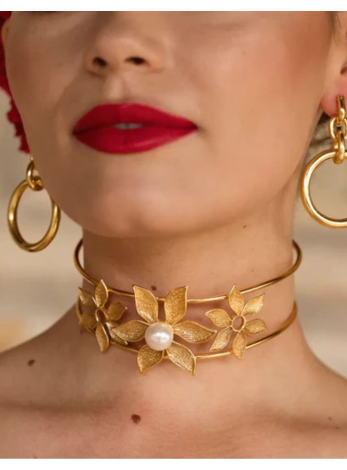 Rigid choker with flower and pearl design