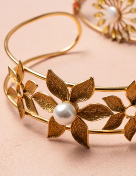 Rigid choker with flower and pearl design