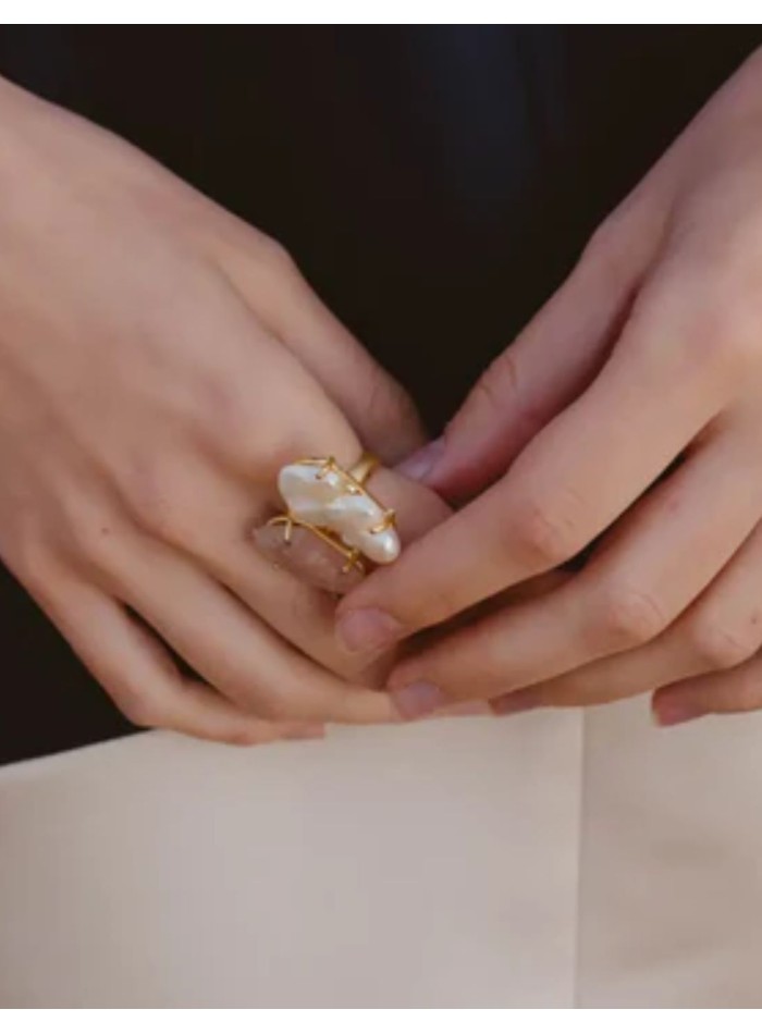 Anillo ajustable con piedra rosa y perla barroca