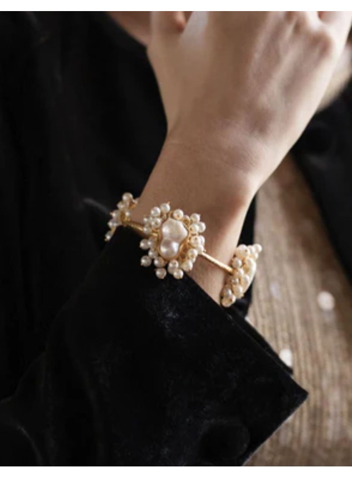 Adjustable bracelet with pearl flower design