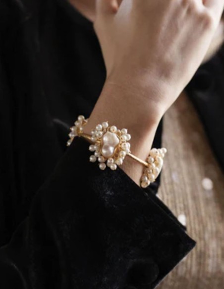 Brazalete ajustable con diseño de flores con perlas