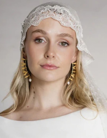 Earrings with leaf design with pearl