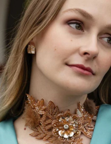 Earrings with geometric design and stones