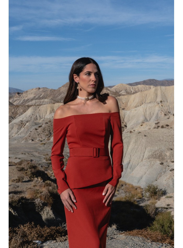 Conjunto dos piezas con top asimétrico y falda recta teja para eventos especiales