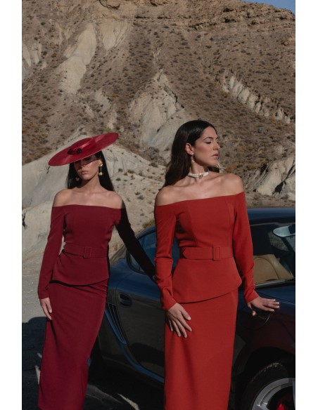 Ensemble deux pièces avec haut asymétrique et jupe droite