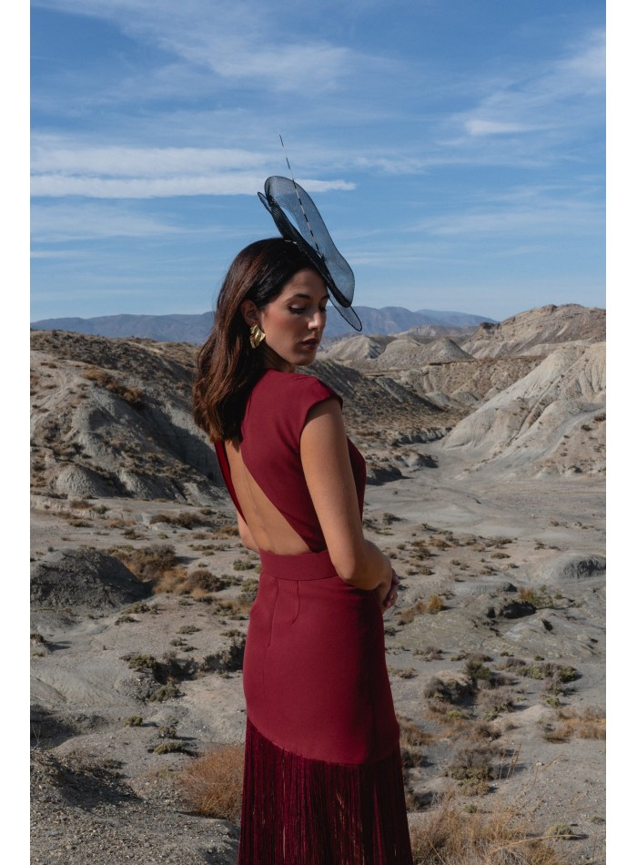 Vestido largo de crepe con espalda abierta y falda de flecos