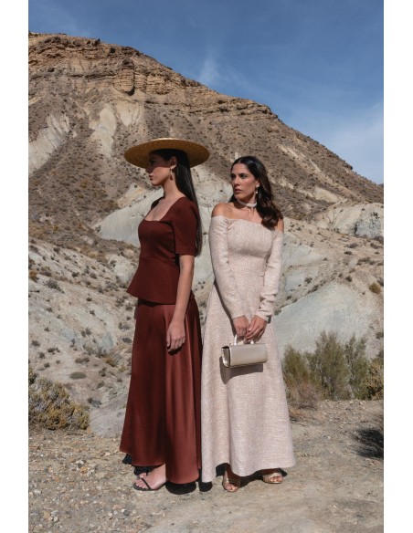 Vestido midi de tweed con escote Bardot y falda evasé para invitada de boda