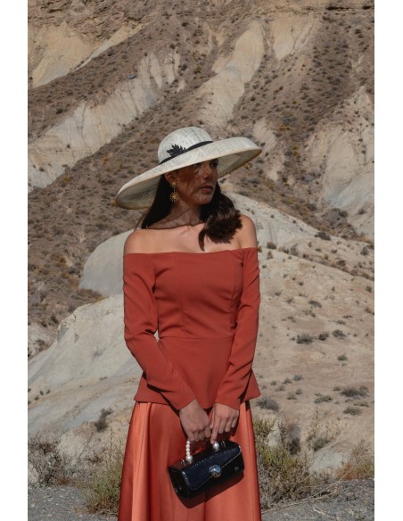 Tenue d'invité avec haut à péplum et jupe évasée