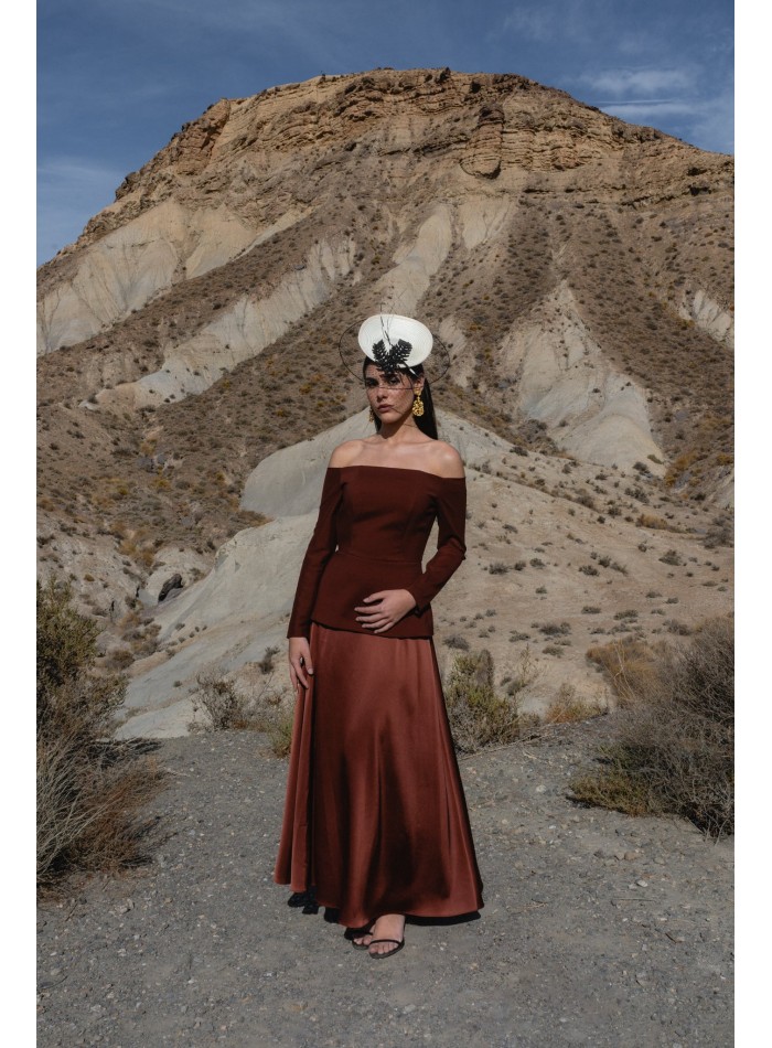 Conjunto de invitada con top escote bardot y...