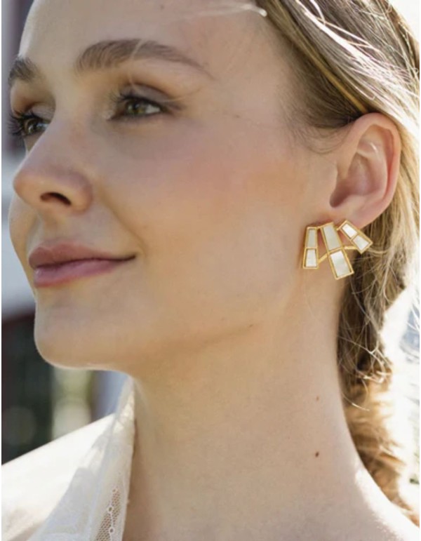 Earrings with three elongated mother-of-pearl stones 2