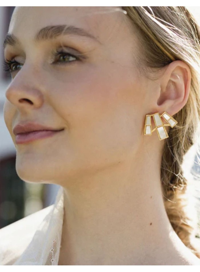 Earrings with three elongated mother-of-pearl...