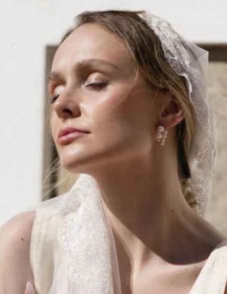 Pendientes pequeños con dos columnas de perlas