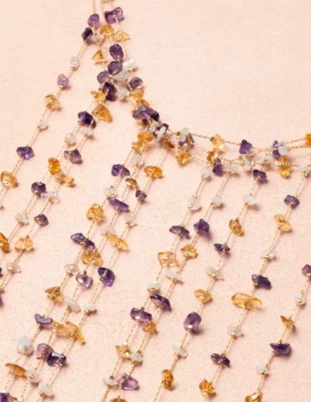 Collier à motif de cascade avec pierres cristallines