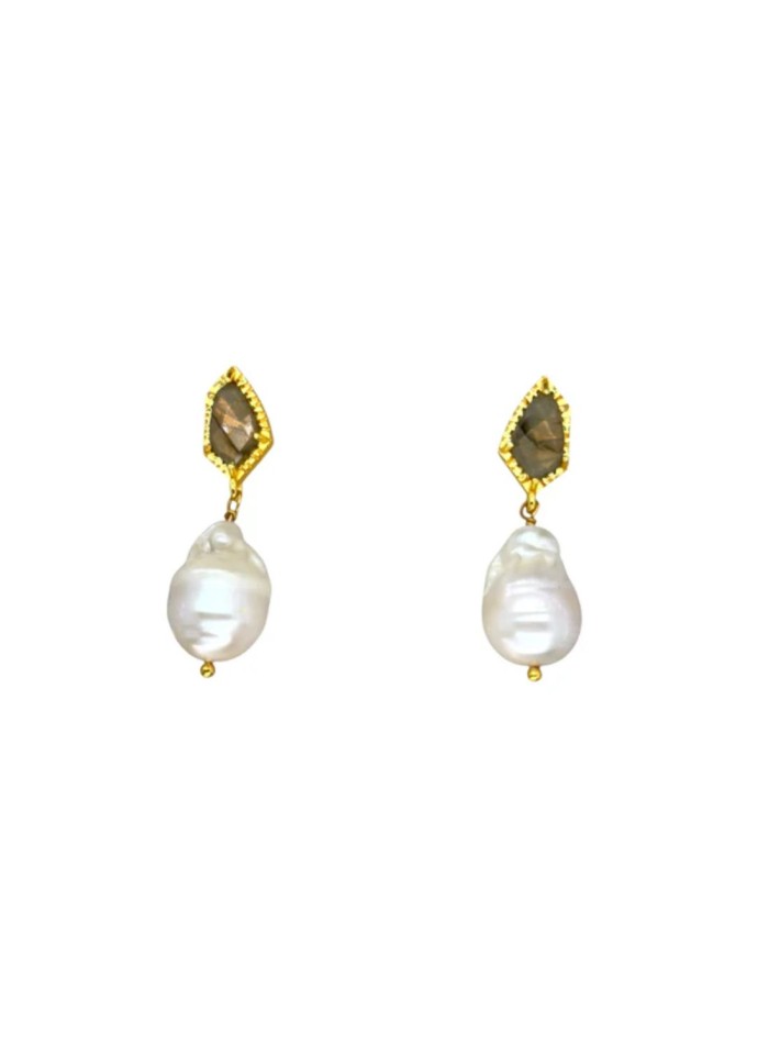 Earrings with drop-shaped stone and with pearl