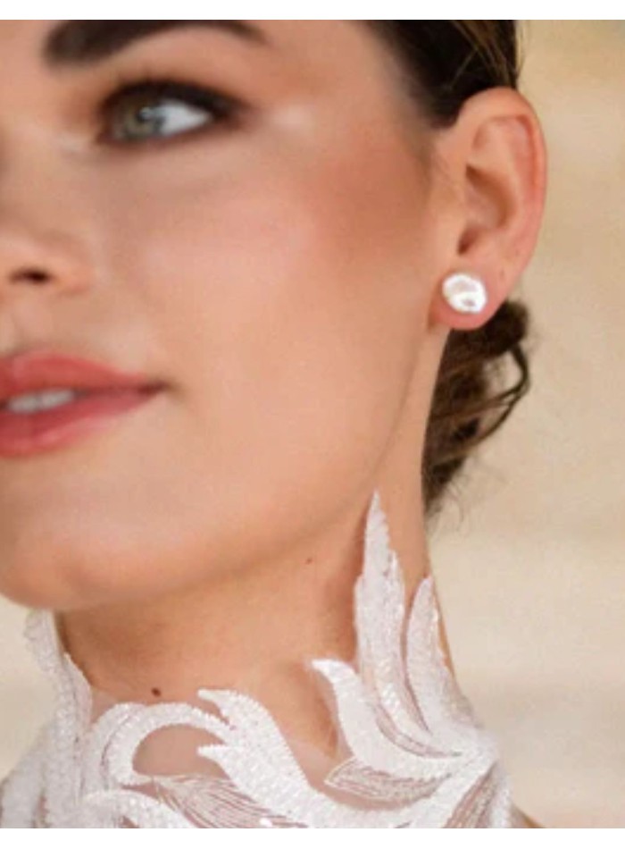 Small pearl earrings with flat design