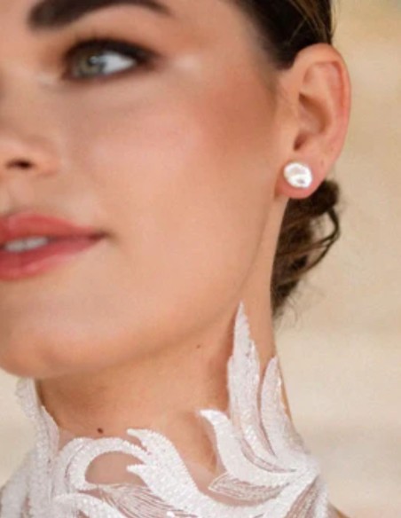 Small pearl earrings with flat design