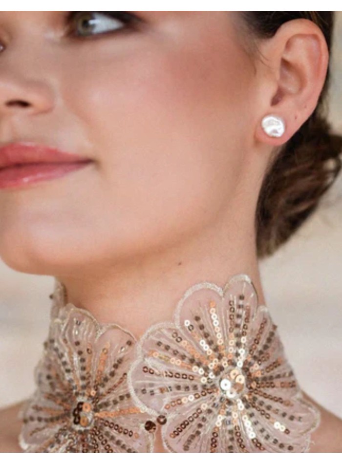 Small pearl earrings with flat design