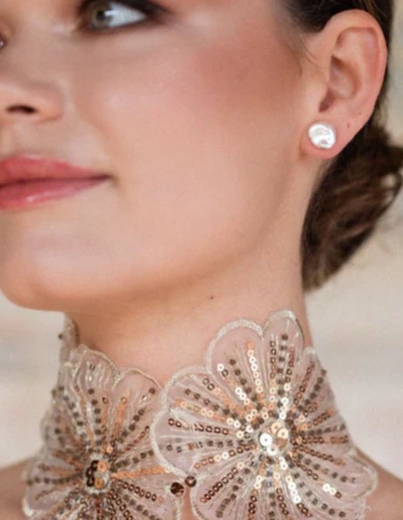 Small pearl earrings with flat design