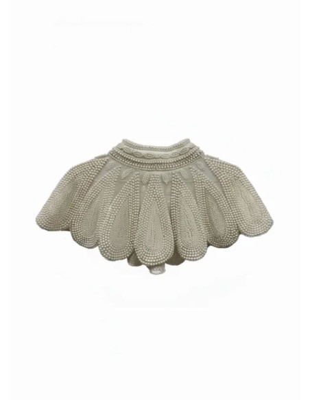 Collier blanc orné de perles et de motifs structurés