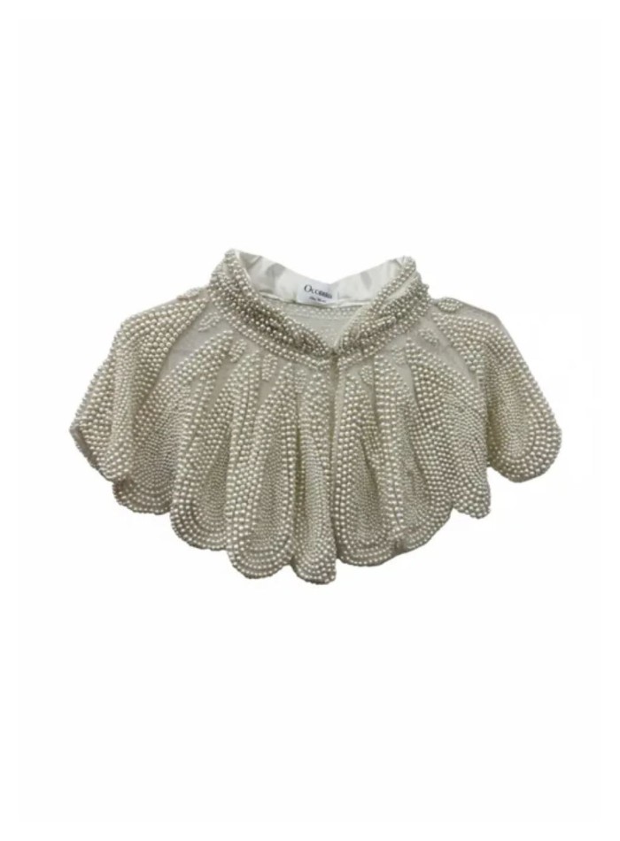 Collier blanc orné de perles et de motifs...