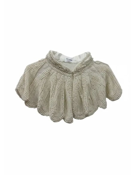 Collier blanc orné de perles et de motifs structurés