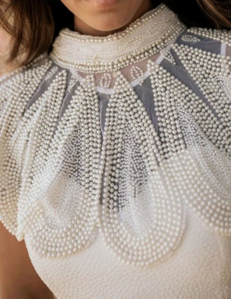 Cuello joya blanco con perlas y diseño estructurado para eventos especiales