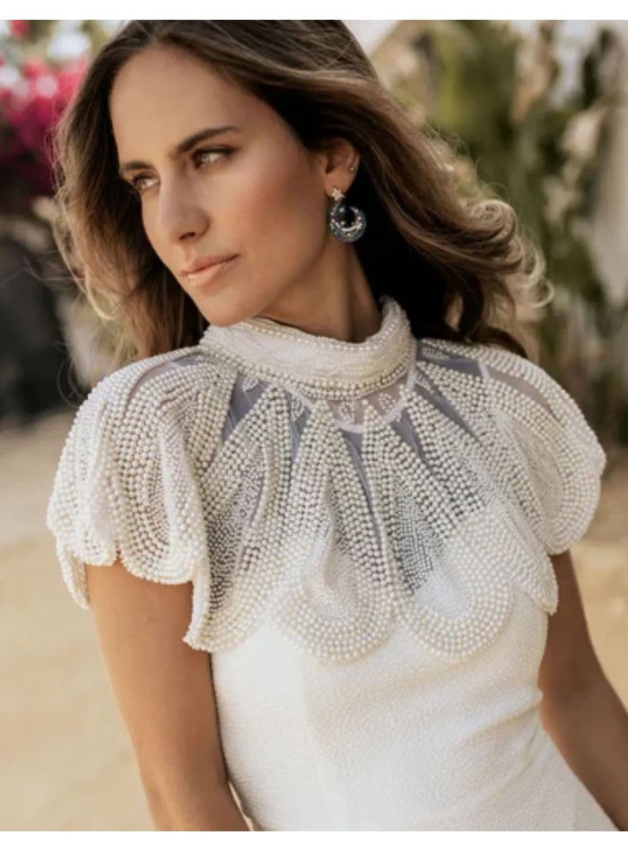 Cuello joya blanco con perlas y diseño estructurado para novias