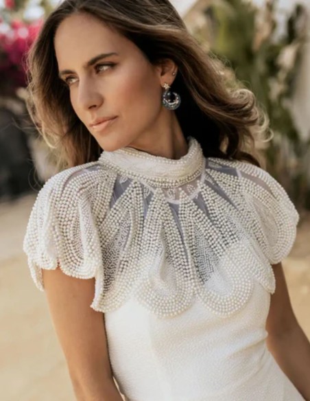 Cuello joya blanco con perlas y diseño estructurado para novias